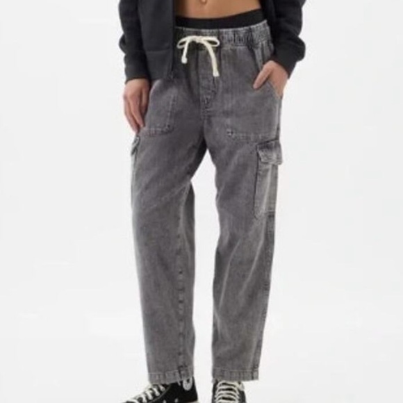 GAP Women's Easy Cargo Jean Cropped - Black acid wash - Picture 1 of 4